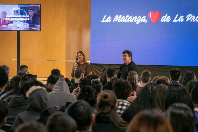 Conversatorio de jóvenes sobre educación en CUDI