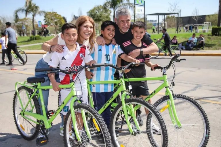 Ferraresi y Sierra entregaron 1.300 bicicletas para chicos en Área X