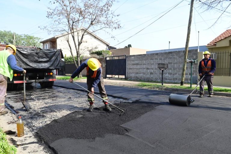 Trabajos de bacheo en Monte Grande