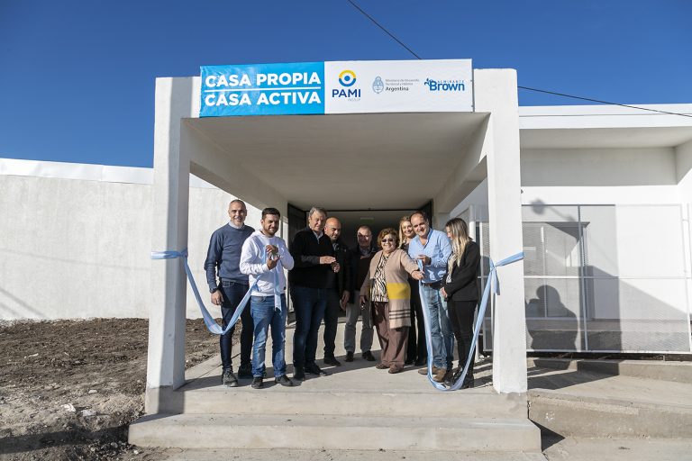 Inauguran complejo habitacional para jubilados en Glew