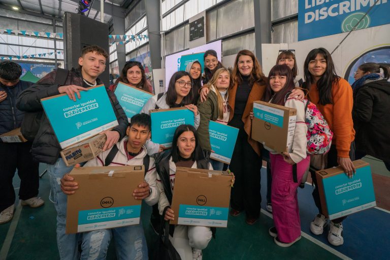 Mariel Fernández entregó 416 netbooks a estudiantes de Moreno