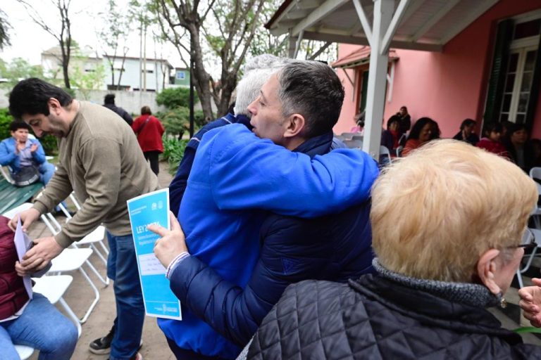 Entregan escrituras a vecinos en Esteban Echeverría