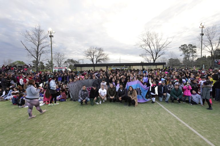 Entregan camisetas a atletas de escuelas de hockey de Esteban Echeverría