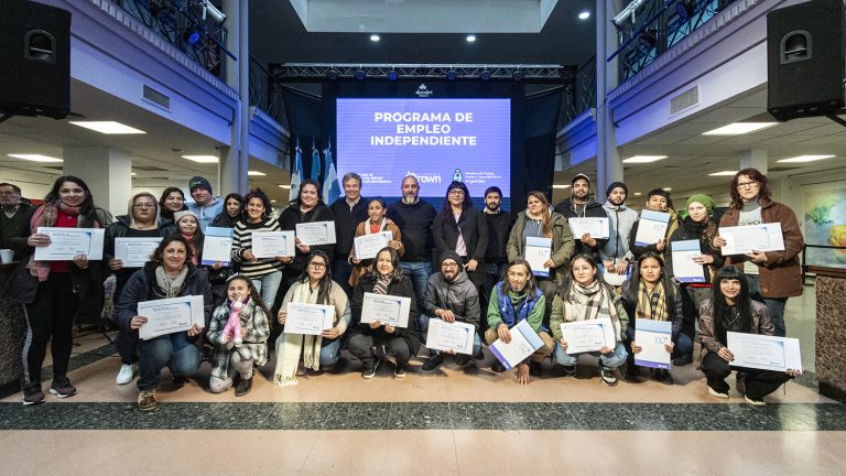 Entregan certificados a emprendedores en Brown
