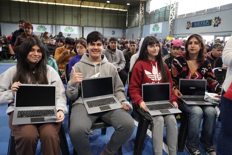 Entregan notebooks en Esteban Echeverría