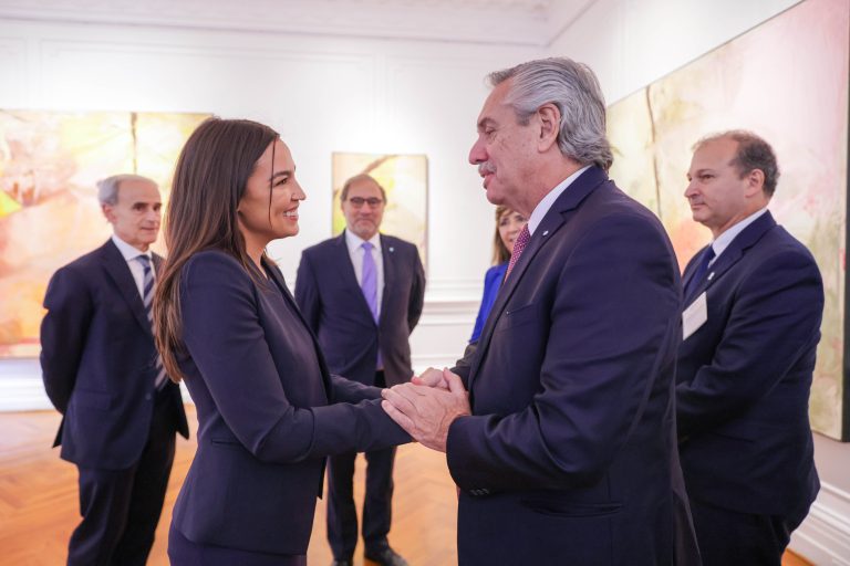 Alberto Fernández se reunió con la legisladora de Estados Unidos que denunció a un juez por vínculos con fondos buitre