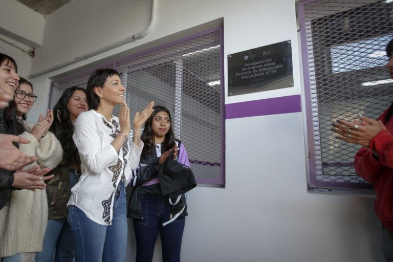 Mayra Mendoza inauguró obras en una escuela de Bernal Oeste