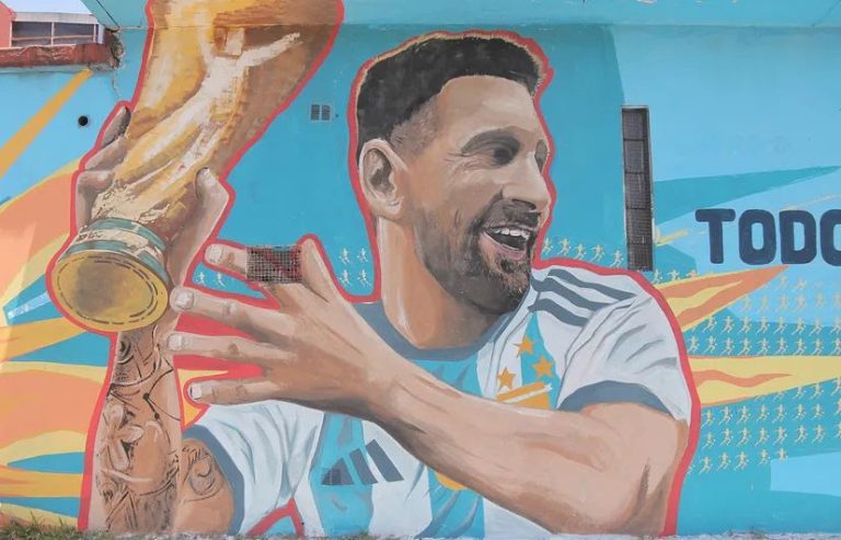 Morón pone en valor espacios públicos con murales pintados por su equipo municipal de arte