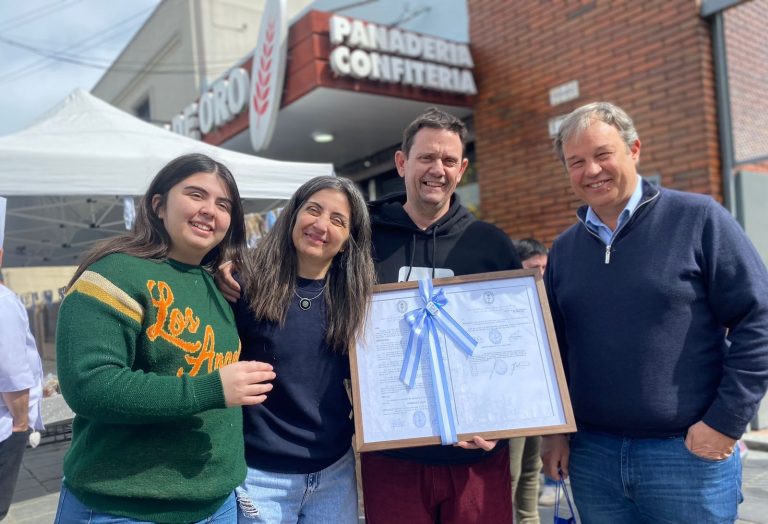 Cascallares distinguió a un histórico comercio de Longchamps por haber cumplido 100 años