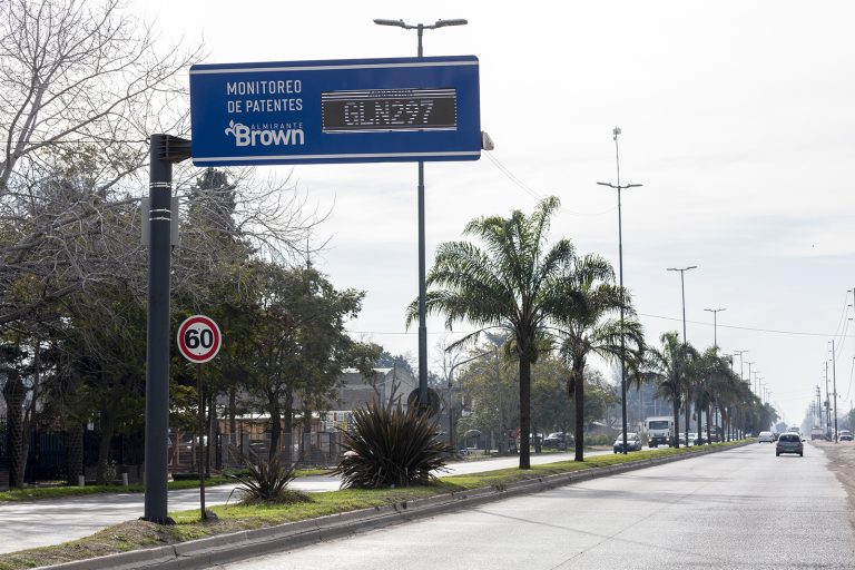 Instalan lectoras de patentes en Brown