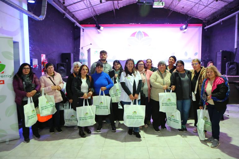 Entregaron kits a estudiantes de oficios en Monte Grande
