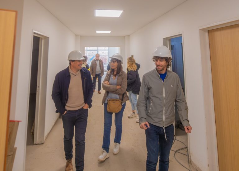 Andreotti recorrió la obra del Polideportivo N°11 “Piñeyro” con Centro de Rehabilitación y Kinesiología