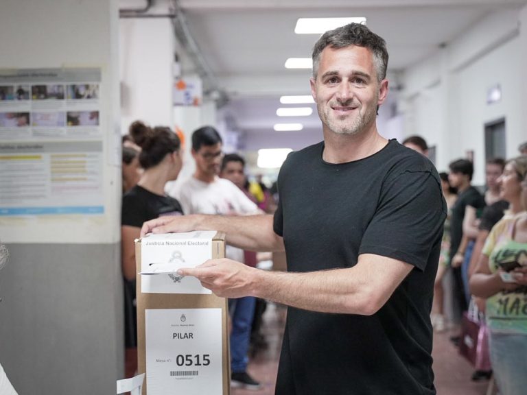 Achával votó y resaltó los 40 años de democracia