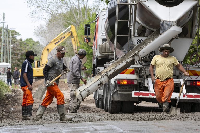 Avanza la pavimentación de la calle Ávila Gregoria en Almirante Brown