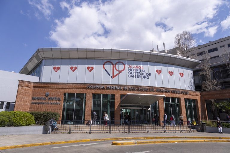 Alertan sobre estafas por falsos turnos médicos a través de WhatsApp en San Isidro