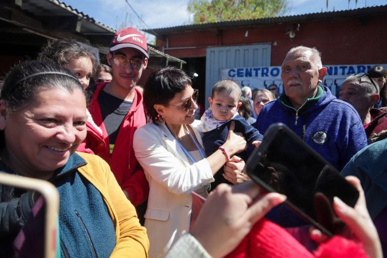 Mayra Mendoza dialogó con vecinos sobre las necesidades de Quilmes Este