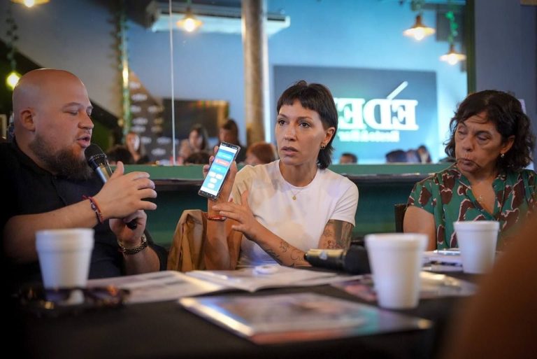 Mayra Mendoza encabezó una entrega de controles remotos para mejorar la seguridad