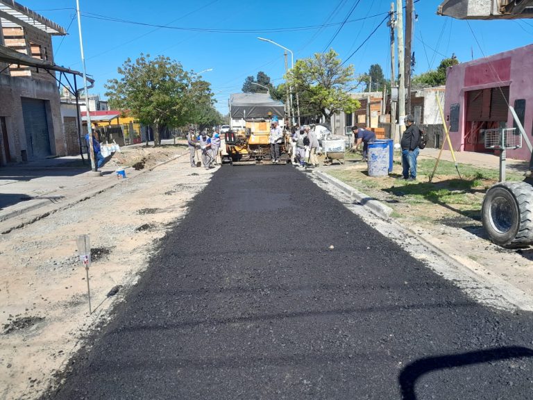 Asfaltan calles en el barrio Santa Elena