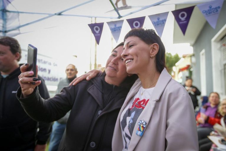 Mayra Mendoza dialogó con vecinos en una jornada del Quilmes Cerca