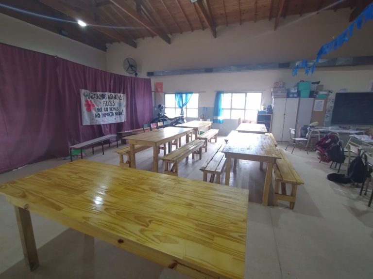 Entregan mobiliario a escuelas de Presidente Perón