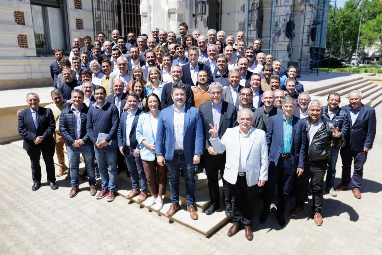 Massa y Kicillof se reunieron con los intendentes bonaerenses electos