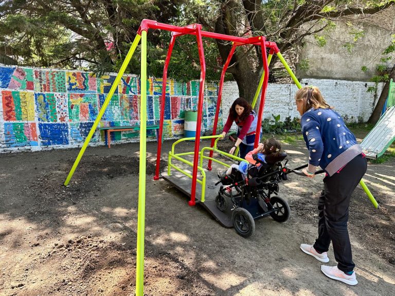 Agregan hamaca integradora en jardín de infantes de Brown