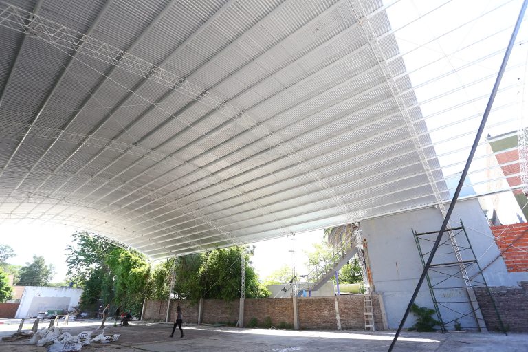 Construyen techo para escuelas de Monte Grande