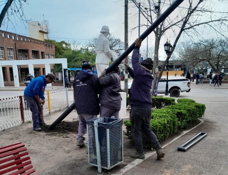 Instalan luminarias en Plaza Belisario Roldán