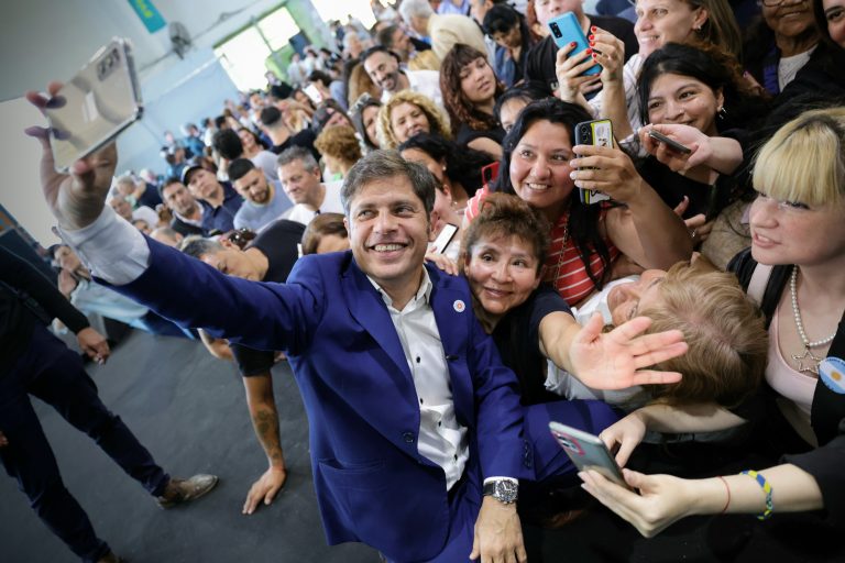 Kicillof entregó más de 500 títulos de propiedad a familias bonaerenses