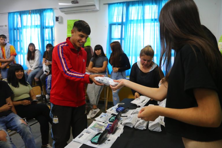 Entregan lentes a alumnos en 9 de Abril