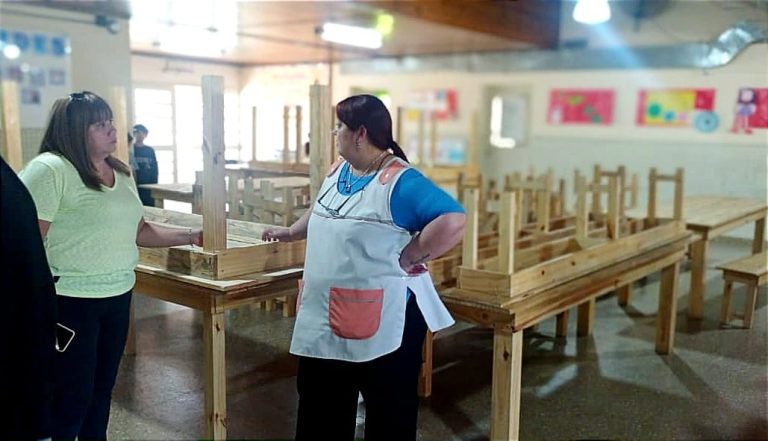 Entregan mobiliario a escuelas de Presidente Perón