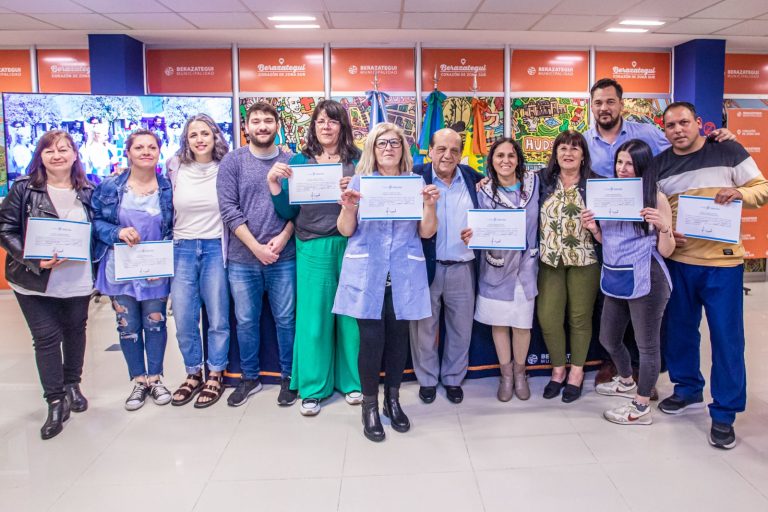 Ponderan a auxiliares escolares en Berazategui