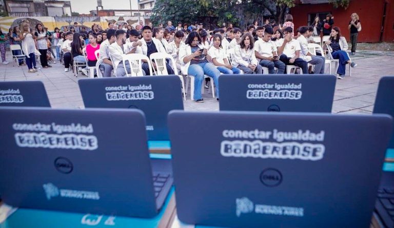 Gastón Granados entregó notebooks a chicos de Ezeiza