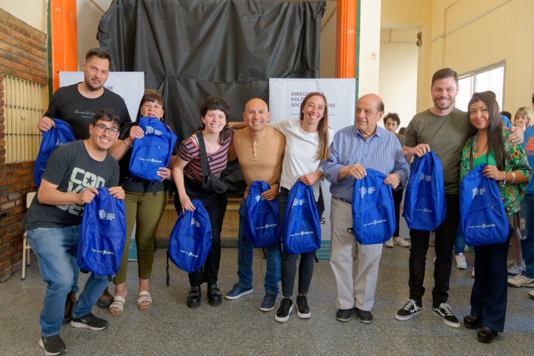 Entregan kits escolares en Berazategui