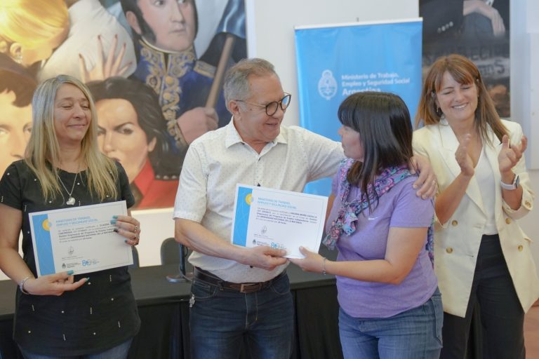Alberto Descalzo entregó certificados a vecinos de Ituzaingó