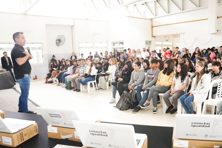 Alumnos de Ituzaingó recibieron notebooks del Conectar Igualdad