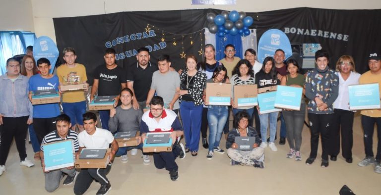Entregan netbooks a alumnos en Presidente Perón