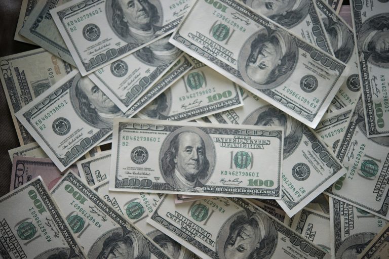 El aumento de impuestos lleva el dólar ahorro a $948,50
