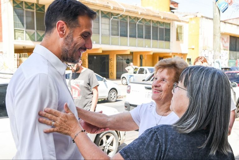 Julián Álvarez votó en Lanús y pidió a los vecinos “que vayan a votar por su familia”