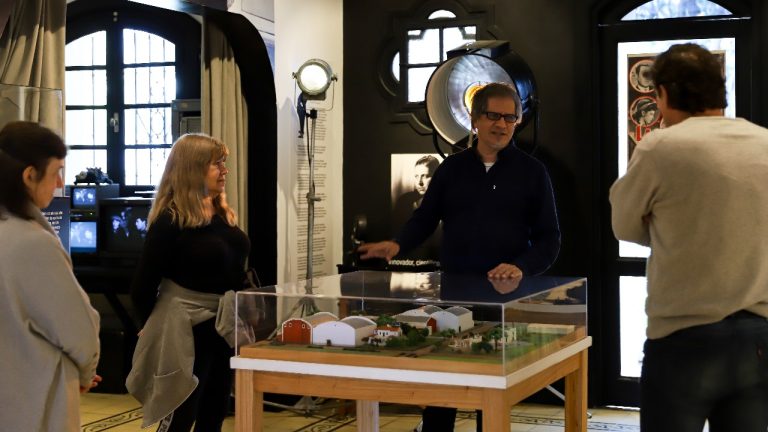 Continúan las visitas a Lumiton, la primera productora de cine de Argentina