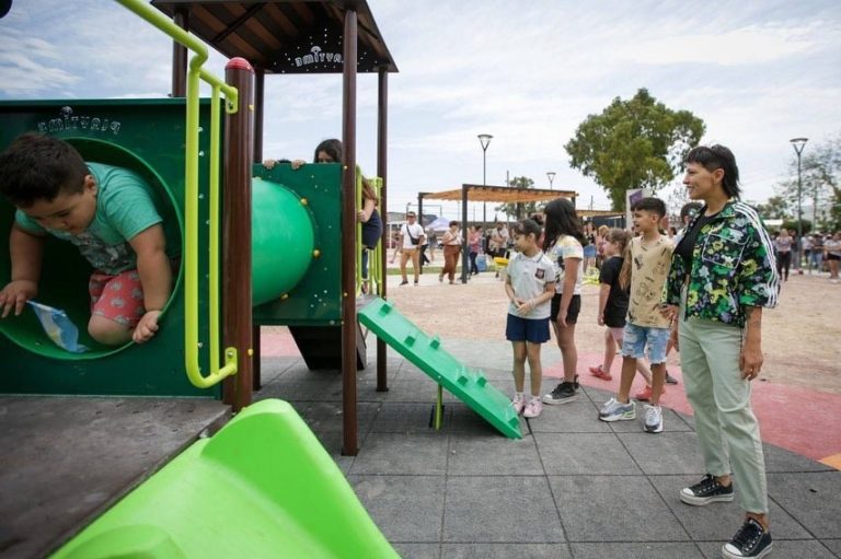 Mayra Mendoza supervisó la puesta en valor integral de la Plaza Primavera