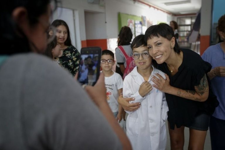 Entregan anteojos a alumnos en Quilmes Oeste