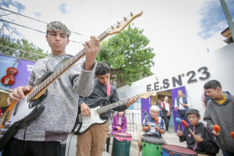Entregan instrumentos a orquesta escolar de La Florida