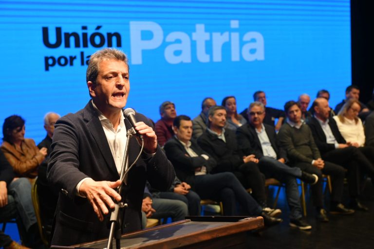 Massa anunció cambios en planes sociales para convertirlos en empleo
