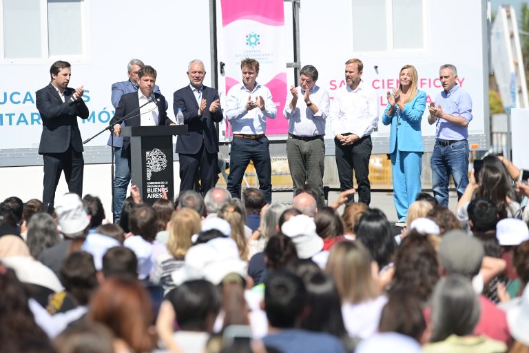 Kicillof presentó los Centros Socioeducativos y Comunitarios Móviles en La Plata