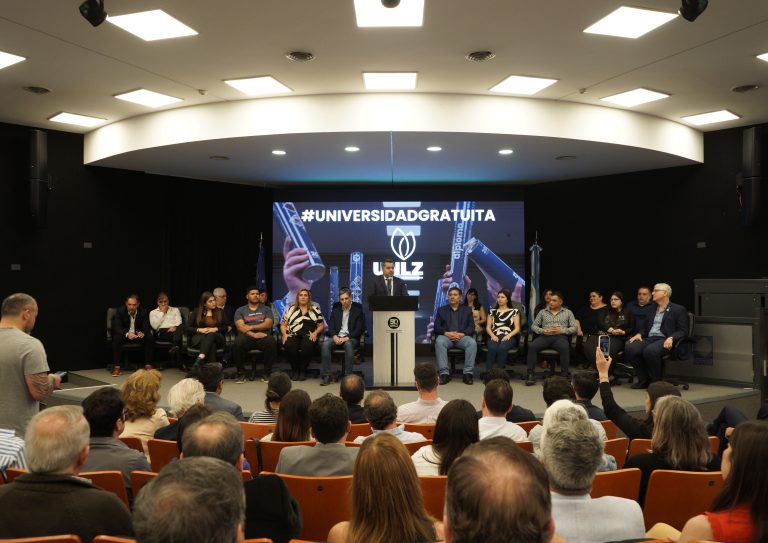 La Universidad de Lomas realizó un acto en defensa de la educación pública y gratuita
