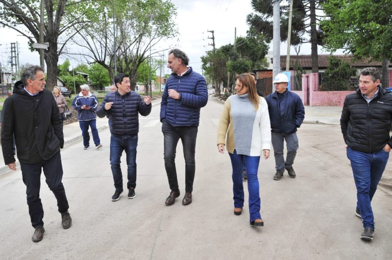 Pavimentan calles en Pablo Nogués