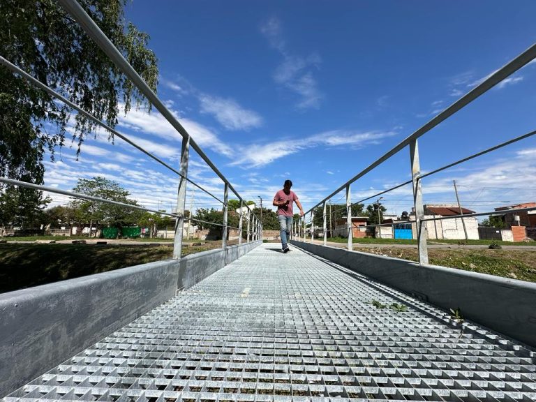 Avanza colocación de puentes en arroyos de Brown