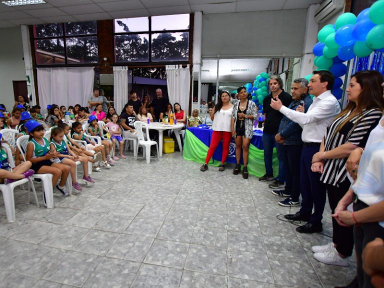 Reconocimiento a jugadoras de hockey en Varela