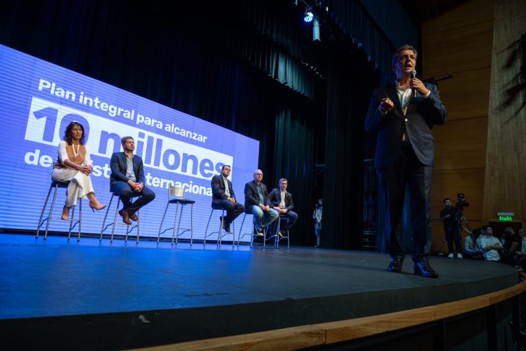Massa presentó un plan para la promoción y el desarrollo del turismo internacional